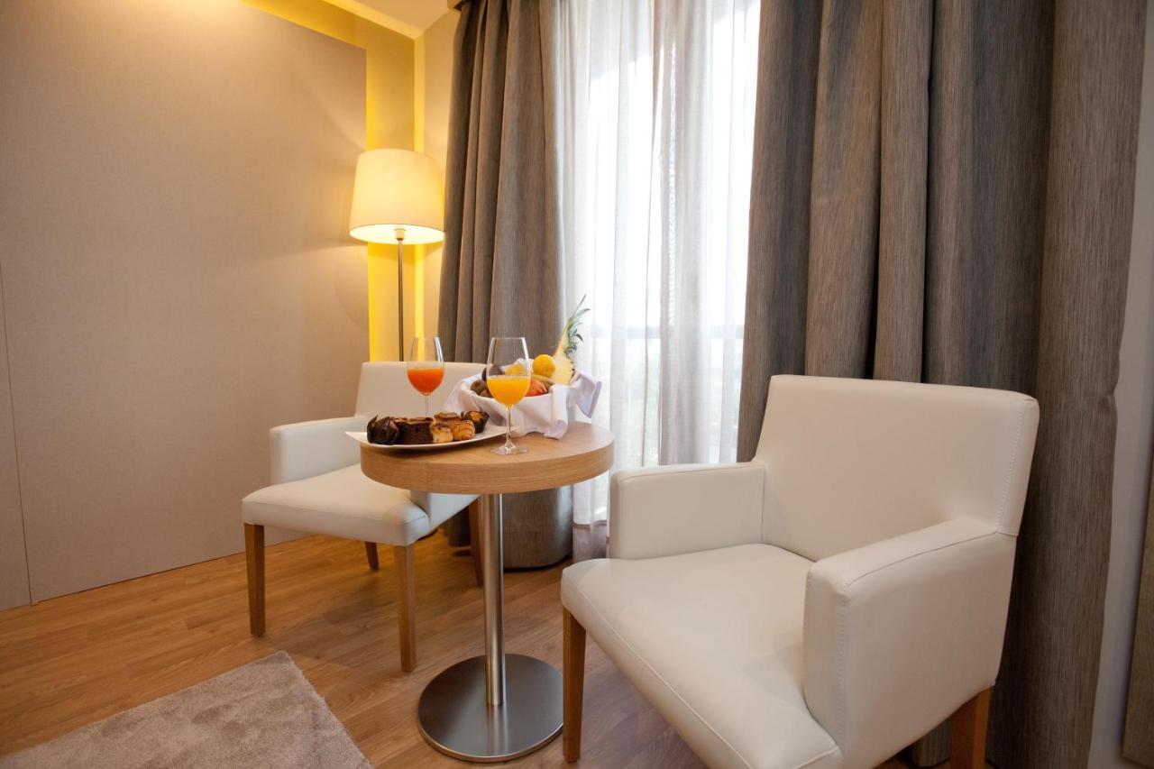 M.A. Hotel Sevilla Congresos Eksteriør billede